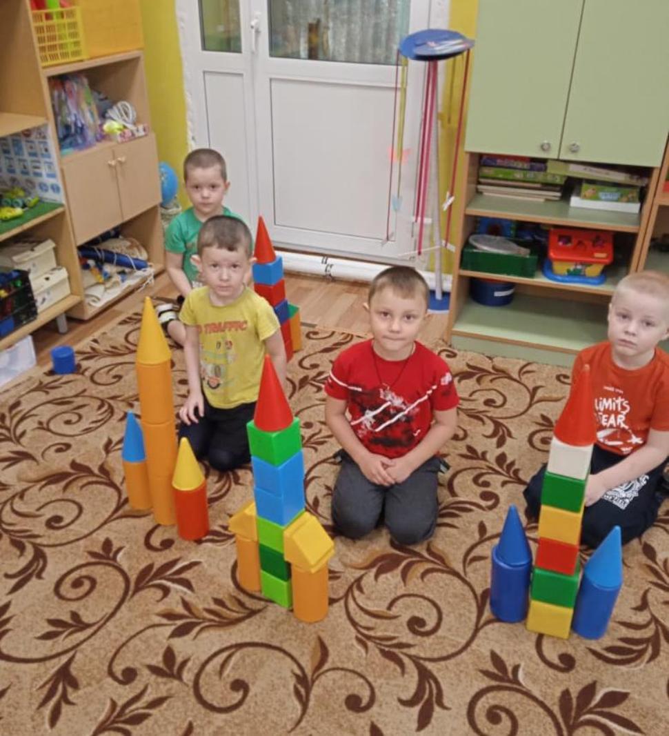 В средней группе детского сада «Солнышко» прошел увлекательный и познавательный тематический день, посвященный Дню космонавтики.