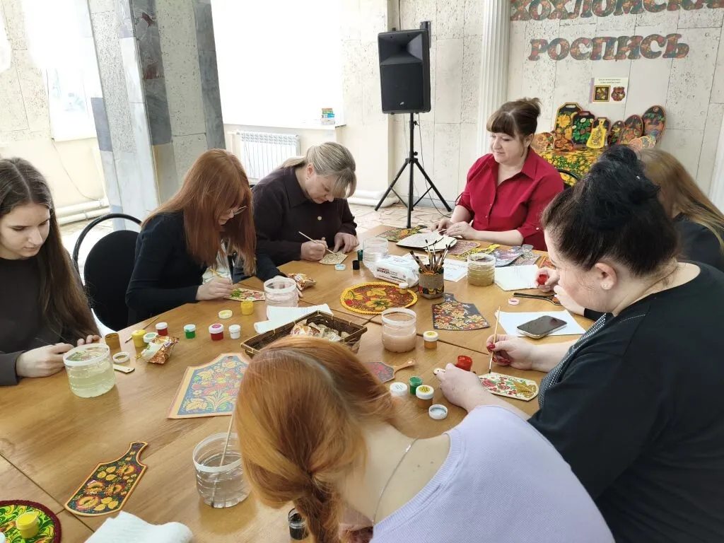 Прошёл мастер - класс по хохломской росписи декоративной разделочной доски