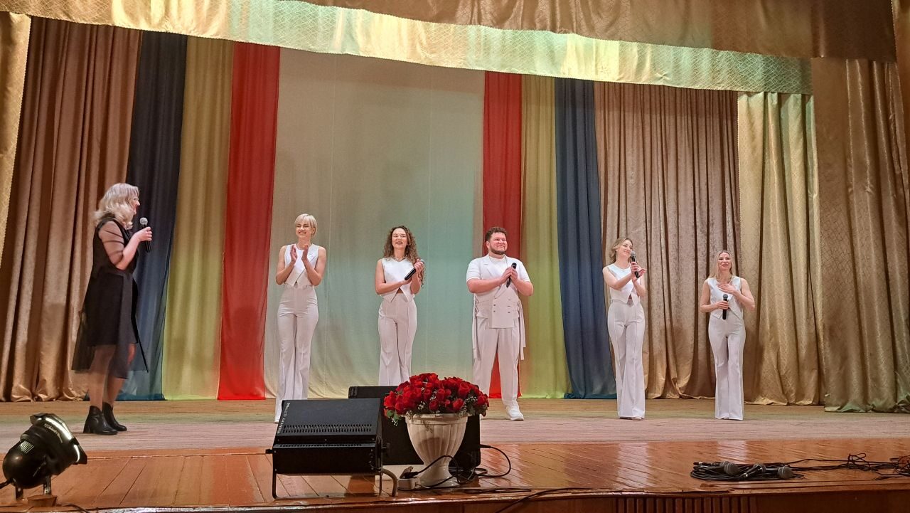 На сцене районного Дома культуры МБУК «КБЦ» Малосердобинского района состоялось выступление театра эстрадной песни с программой «Чувствуй ритм».