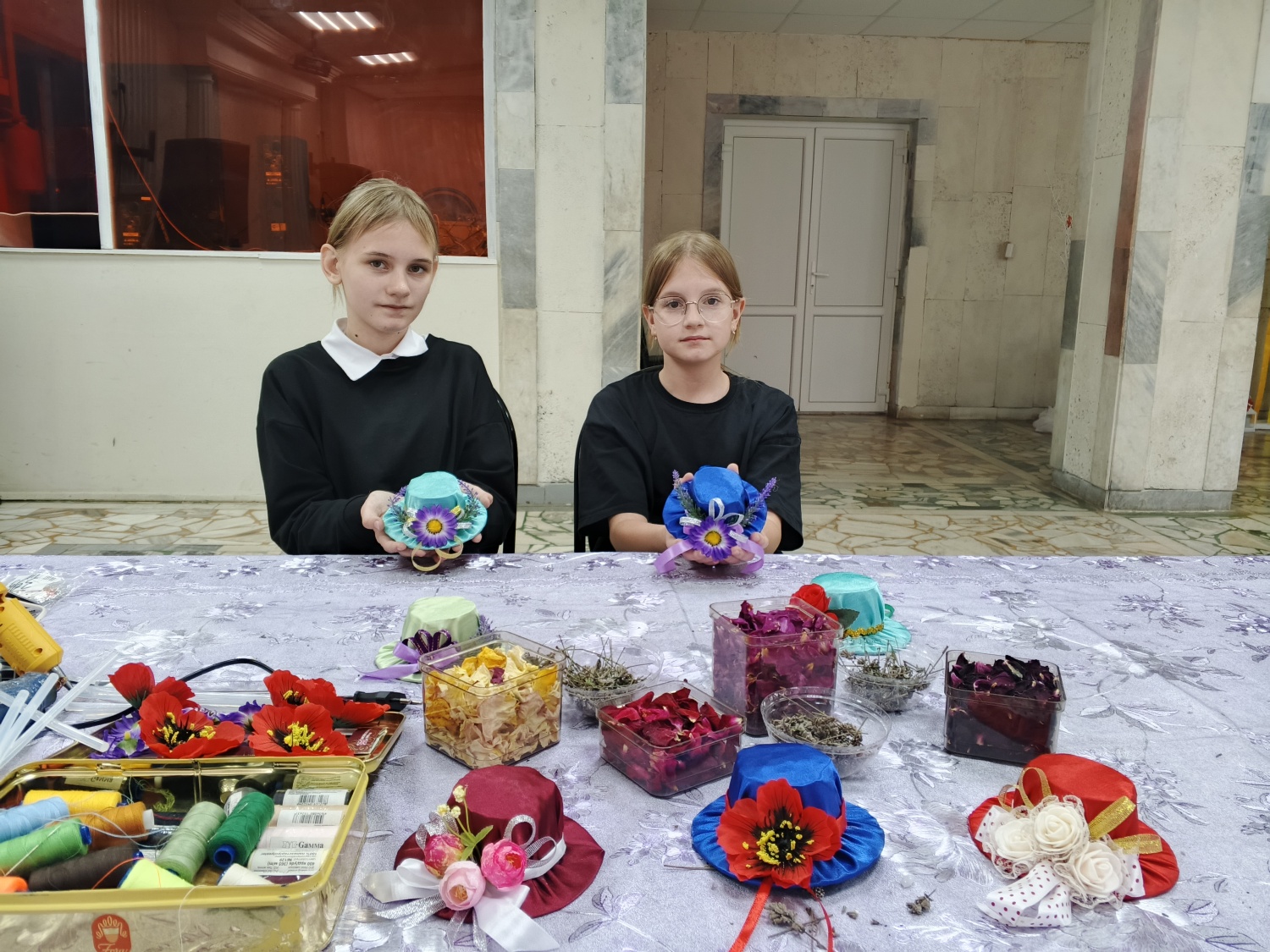 Участницы кружка "Фантазия" создают себе весеннее настроение. Участницы кружка "Фантазия" создают себе весеннее настроение.