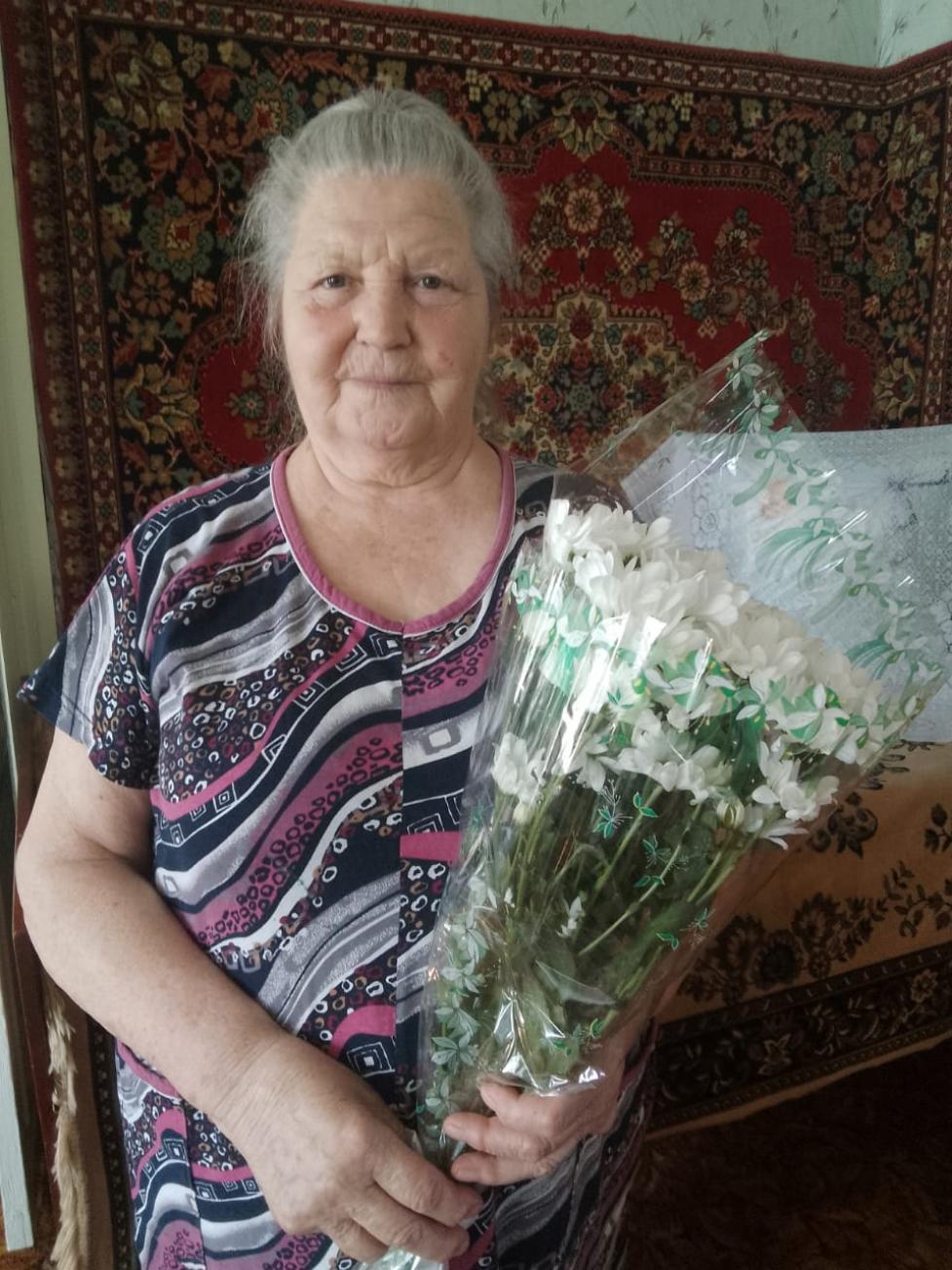Социальный работник поздравил получателя социальных услуг с 75-летием Социальный работник поздравил получателя социальных услуг с 75-летием