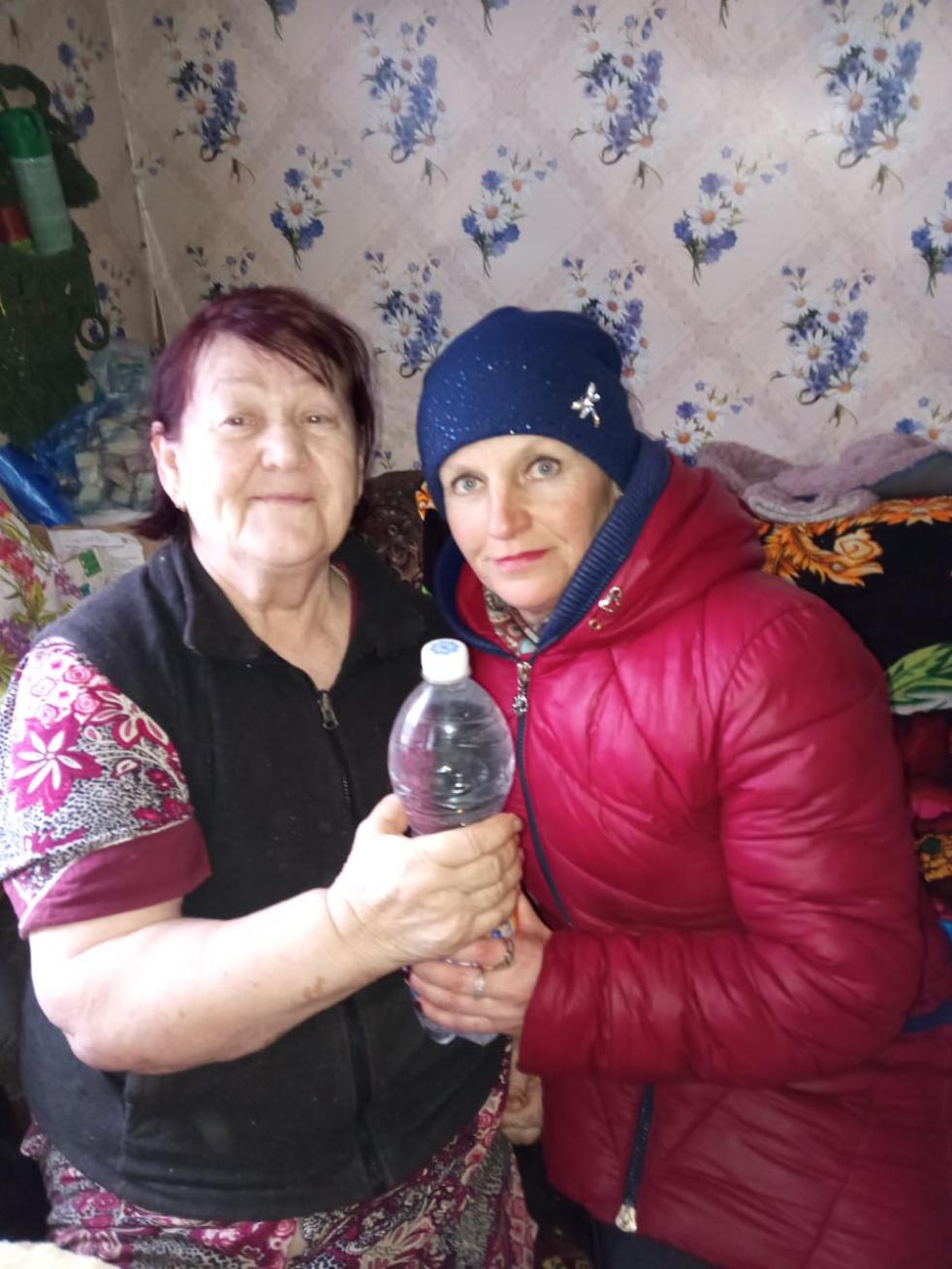 Социальные работники доставили крещенскую воду своим подопечным Социальные работники доставили крещенскую воду своим подопечным