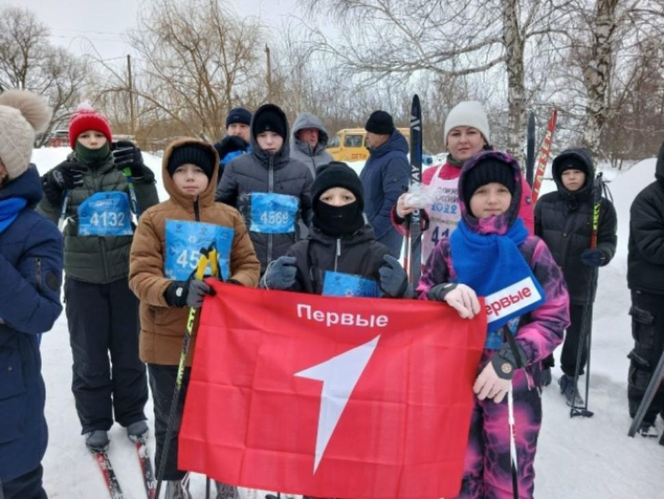 Учащиеся и наставники первичного отделения Движения Первых Дома детского творчества села Малая Сердоба активно поддержали традиционное районное зимнее мероприятие «Лыжня России – 2026»