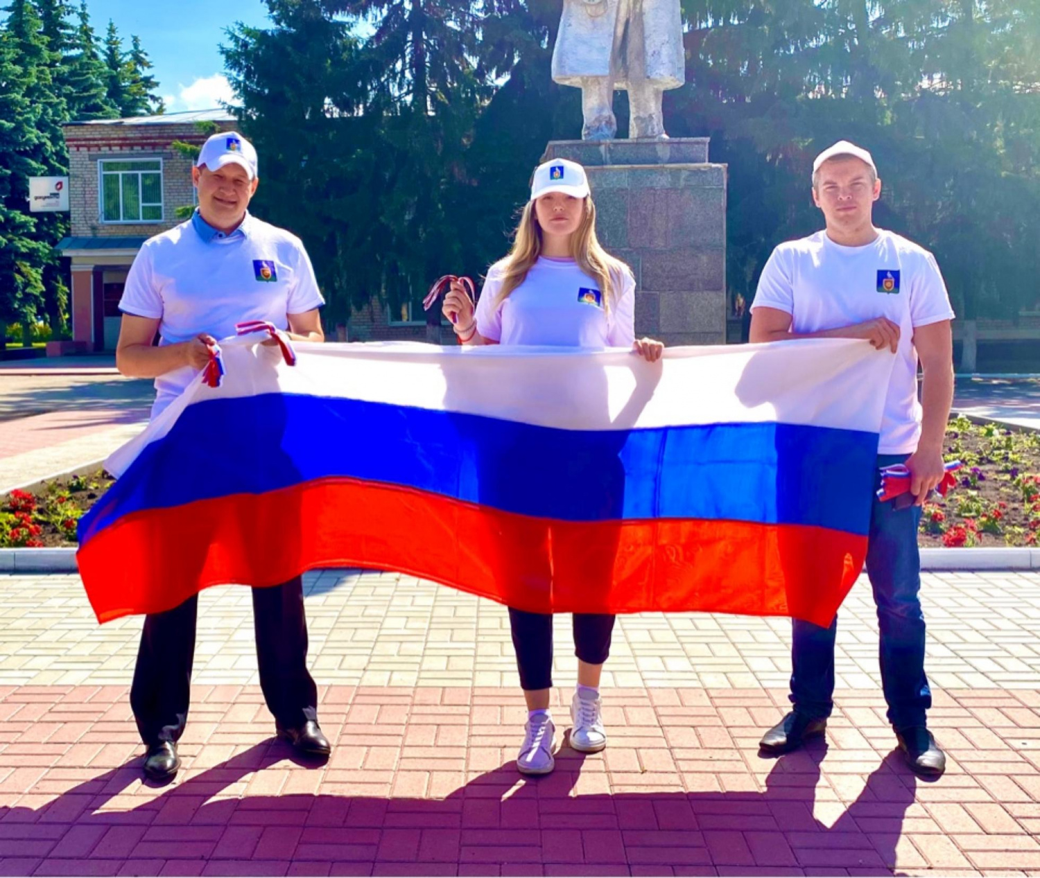 Накануне праздника Дня России в Малосердобинском районе прошла акция «Ленточка-триколор» Накануне праздника Дня России в Малосердобинском районе прошла акция «Ленточка-триколор»