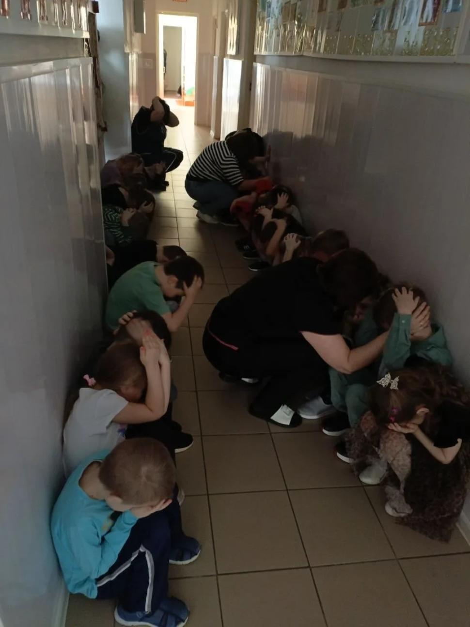 В детском саду «Солнышко» с. Малая Сердоба прошла учебная тренировка с отработкой вводных: «Вооруженное нападение», «Беспилотная опасность», «Ракетная опасность».  