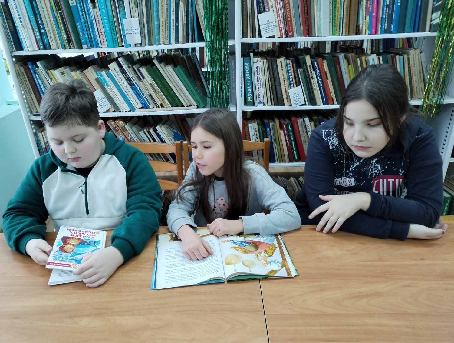 Литературно-игровой час «Новогодний переполох на книжных страницах» проведён в Топловской библиотеке Литературно-игровой час «Новогодний переполох на книжных страницах» проведён в Топловской библиотеке