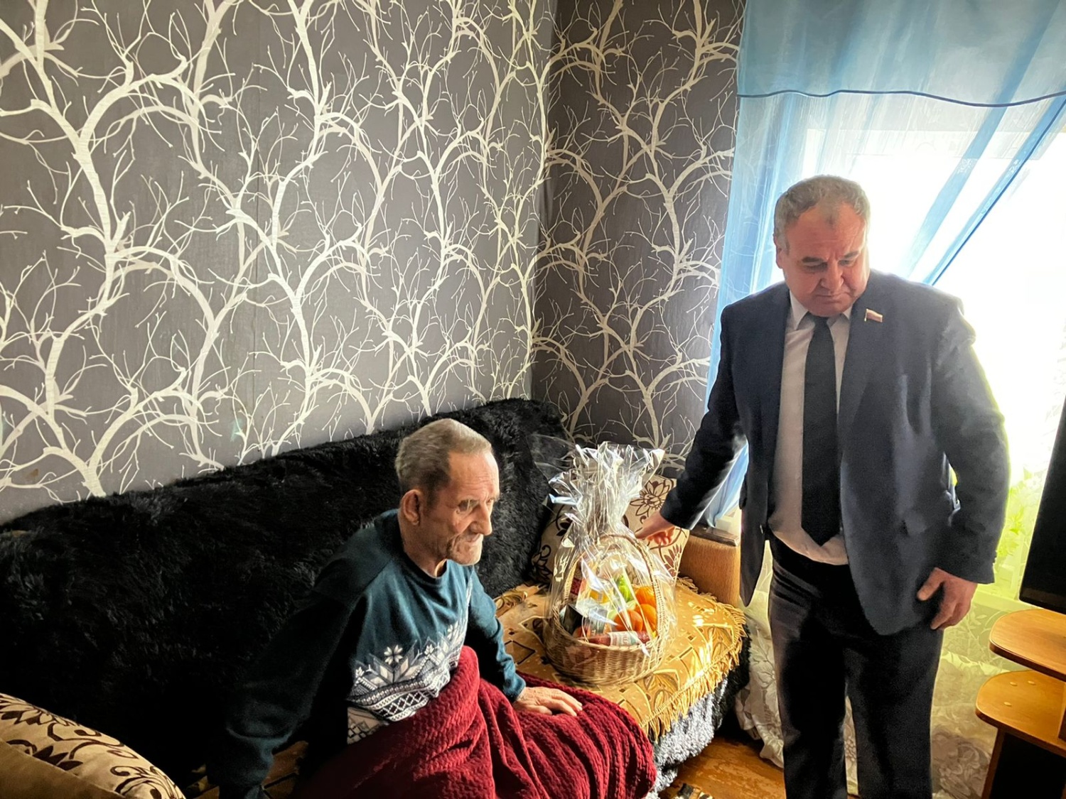 Поздравление бывшего узника концлагеря Анатолия Ивановича Новосельцева с Днём Победы Поздравление бывшего узника концлагеря Анатолия Ивановича Новосельцева с Днём Победы