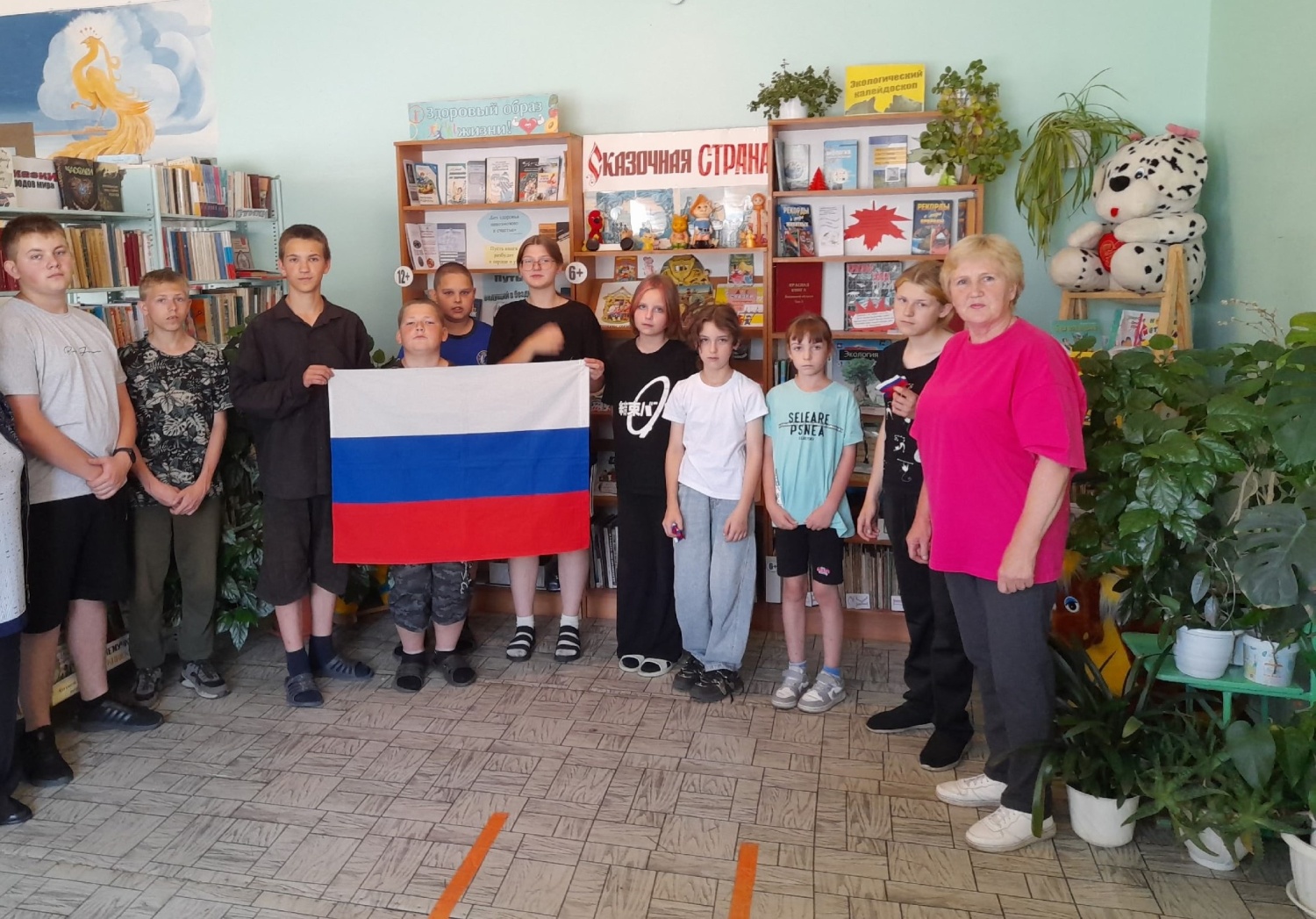 В Новодёмкинской библиотеке проведён час истории «Гордо реет флаг России».