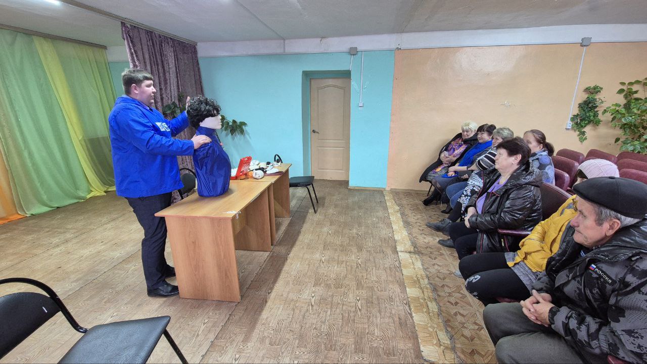 Руководитель местного отделения "Молодой Гвардии Единой России" Малосердобинского района провел обучение для жителей Дружаевского сельсовета навыкам оказания первой помощи в рамках проекта «Готов к санитарной обороне».
