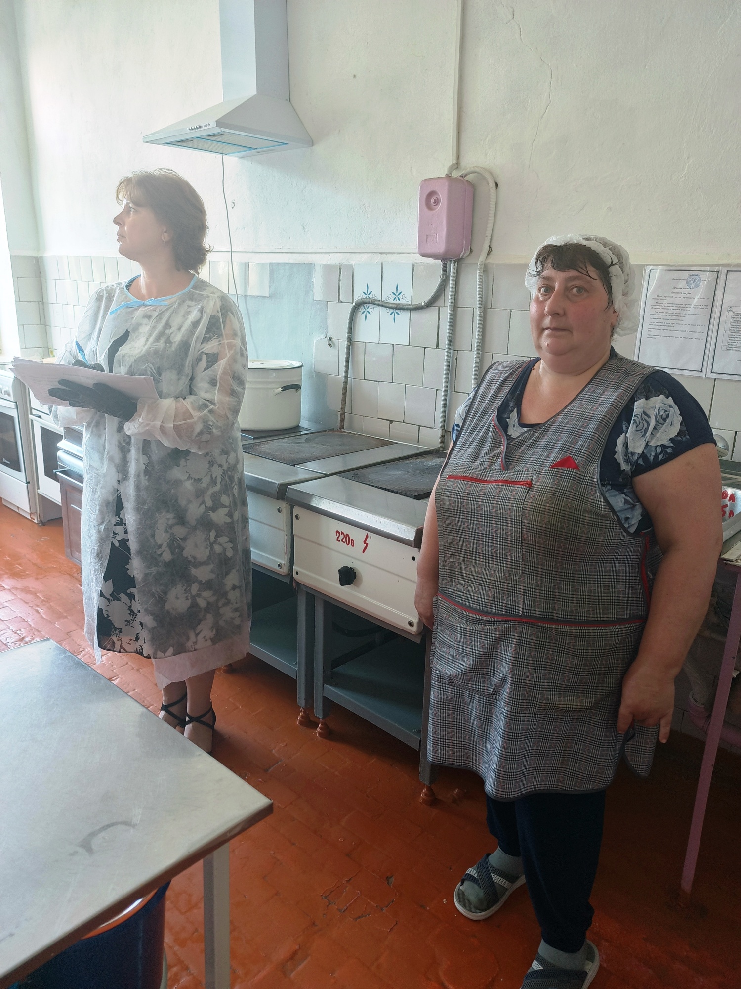 С целью контроля над качеством организации горячего питания подростков проведена проверка работы летних  оздоровительных лагерей 