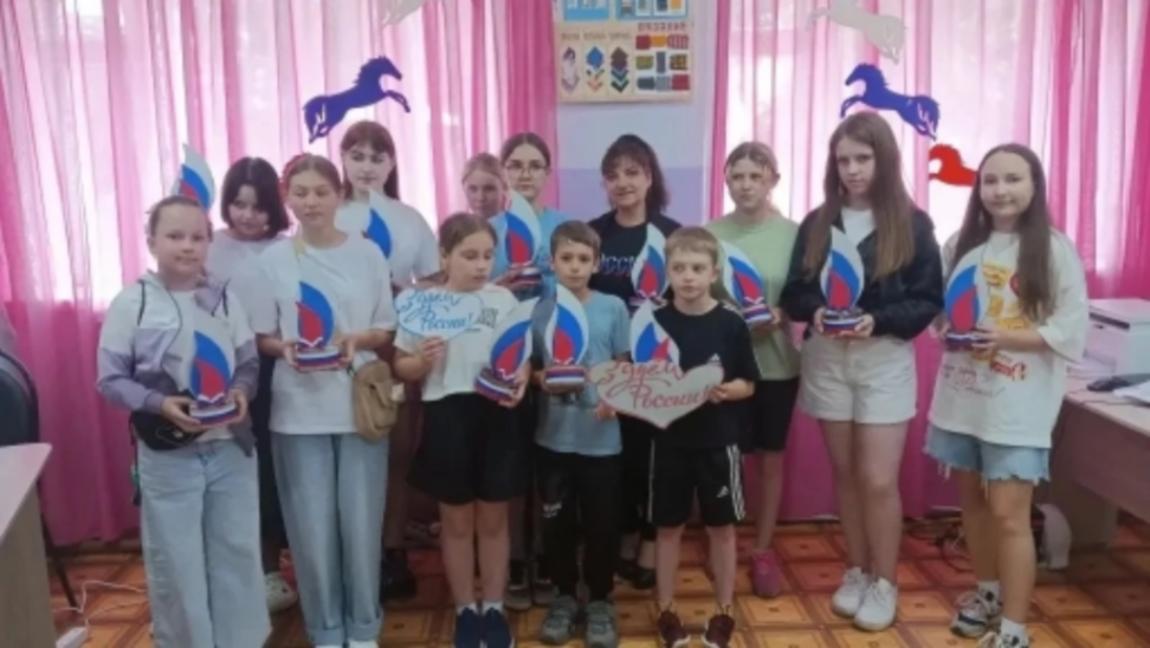 Путешествие к мастерству: учащиеся МБОУ СОШ с.Новое Дёмкино создали сувениры ко Дню России в Доме детского творчества