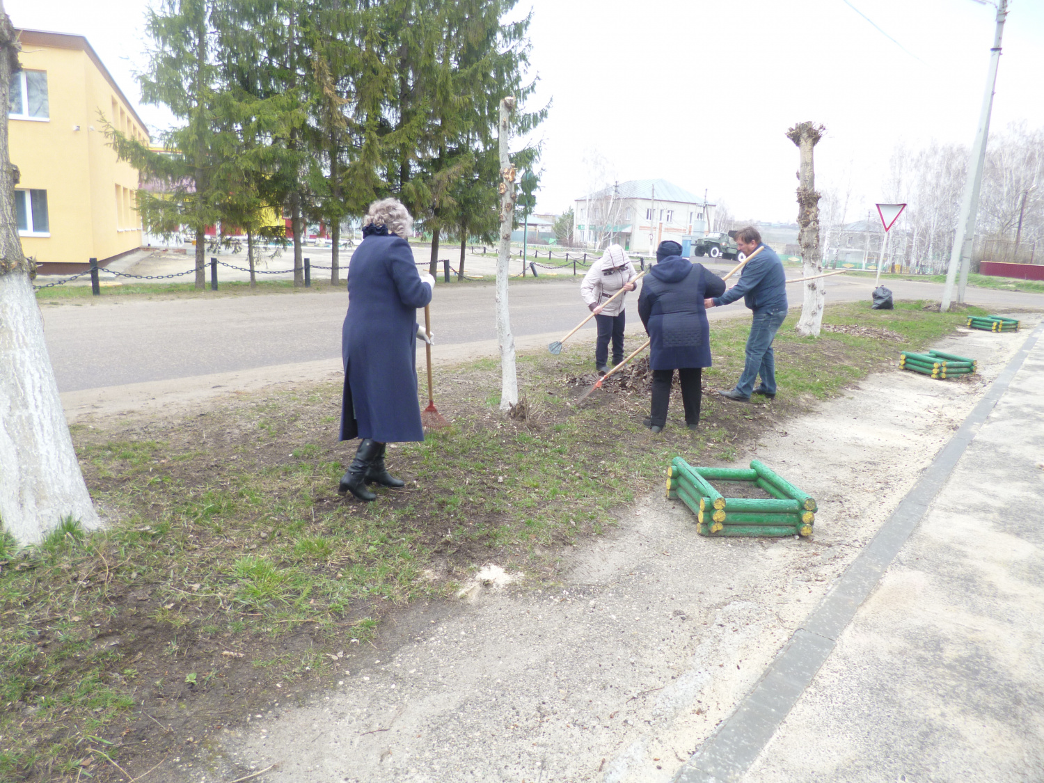 Сотрудники Комплексного центра социального обслуживания населения Малосердобинского района приняли участие в благоустройстве на закрепленной территории