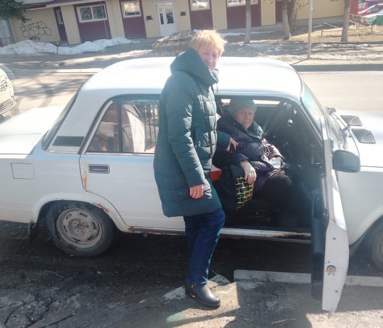Сопровождение пожилых людей, состоящих на надомном обслуживании в медицинские учреждения Сопровождение пожилых людей, состоящих на надомном обслуживании в медицинские учреждения