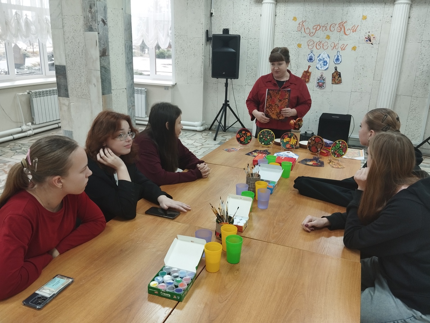 В районном Доме культуры с.Малая Сердоба в рамках реализации проекта «Пушкинская карта» прошёл мастер-класс росписи по дереву «Краски осени»