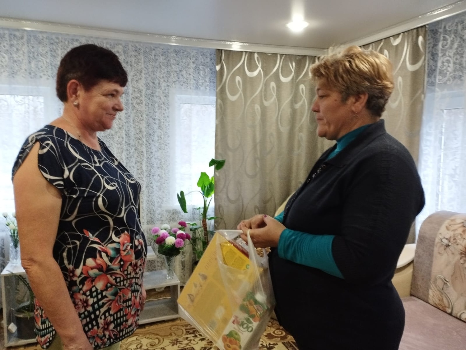 В преддверии празднования Дня матери  работник культуры Липовского СДК и депутат местного самоуправления  поздравили матерей участников СВО с Днём матери