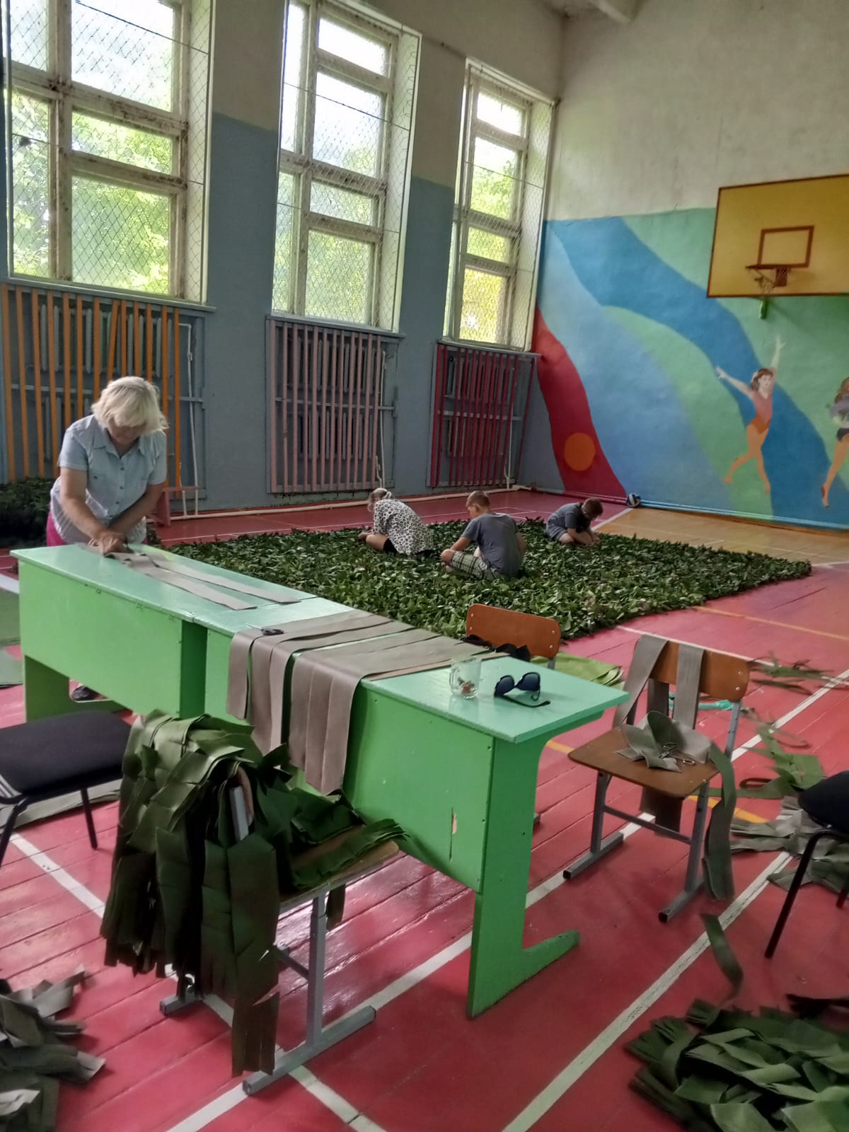 В школе села Чунаки продолжается плетение сетей для участников СВО