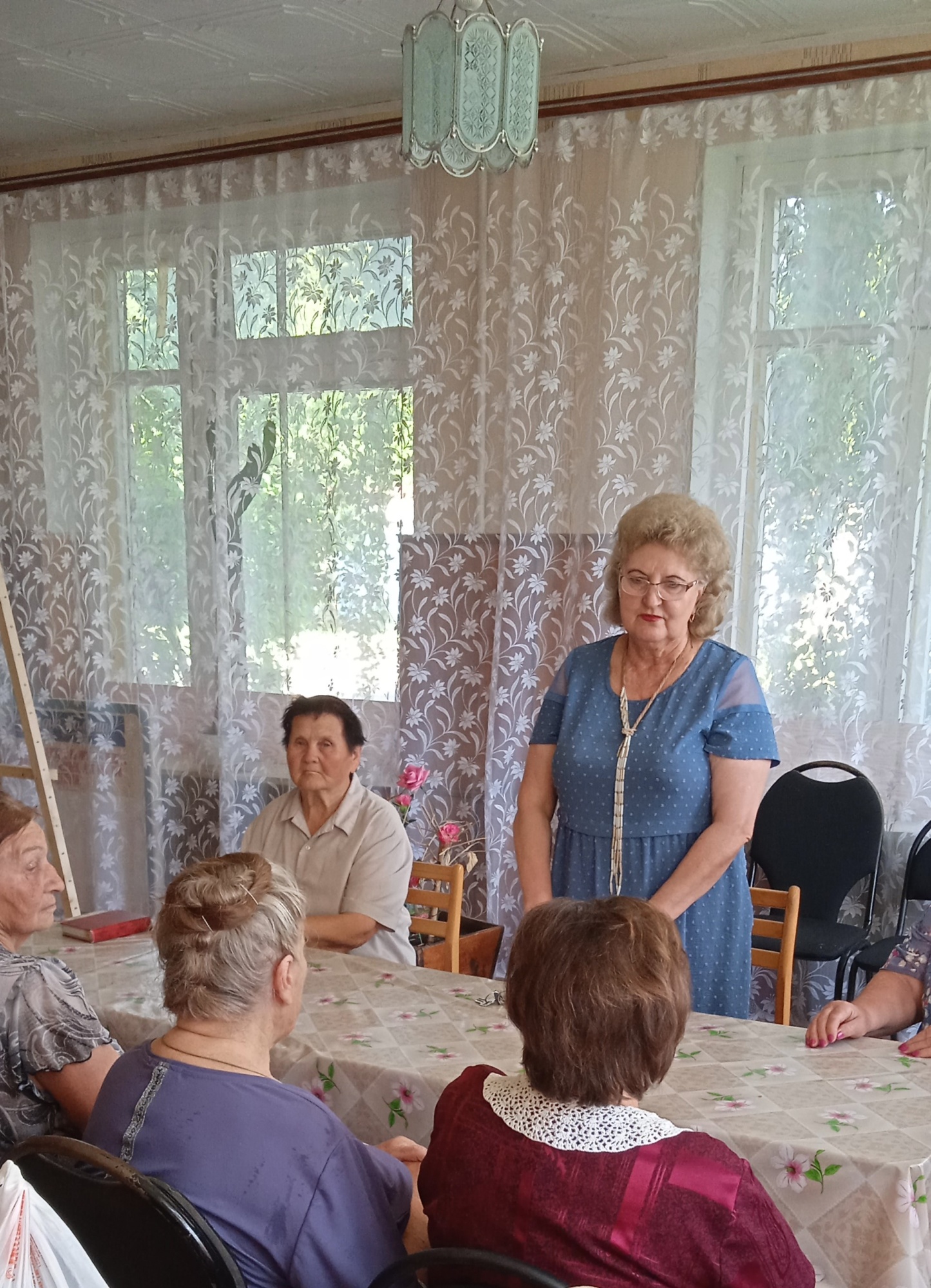 Участники клуба «Улыбка» присоединились к всероссийскому движению по плетению маскировочных сетей для военнослужащих, которые участвуют в специальной военной операции.