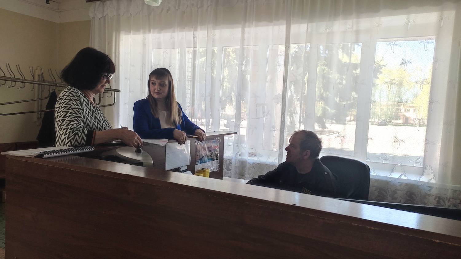C работниками, обеспечивающими охрану зданий районной администрации, проведен дополнительный инструктаж по мерам безопасности