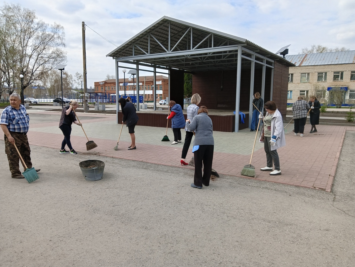  В рамках месячника по благоустройству сегодня коллектив Администрации Малосердобинского района продолжил работу на прилегающей к зданию территории.