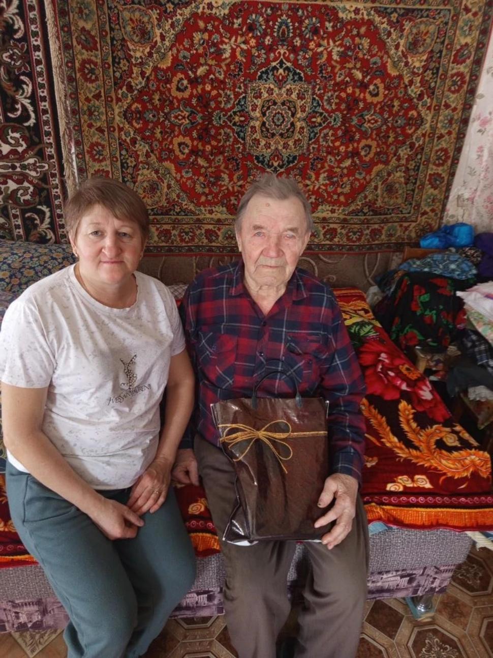 Поздравление получателя социальных услуг с 85-летним юбилеем