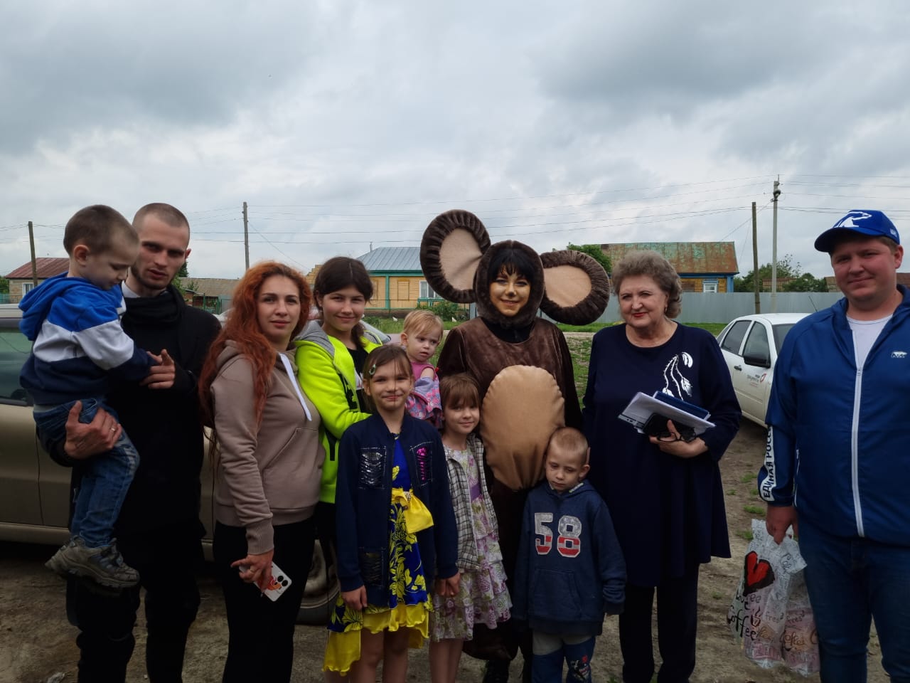 Организовано поздравление детей из семей участников СВО на дому, посвященное Международному Дню защиты детей