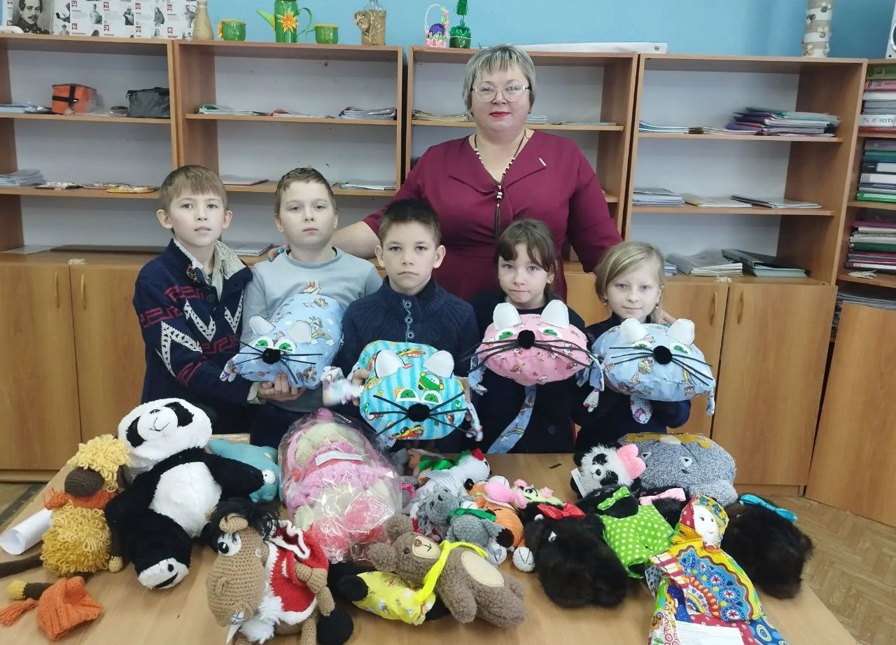Учащиеся из объединения «Жемчужина» приняли активное участие волонтёрской акции «Игрушка на счастье!» Учащиеся из объединения «Жемчужина» приняли активное участие волонтёрской акции «Игрушка на счастье!»