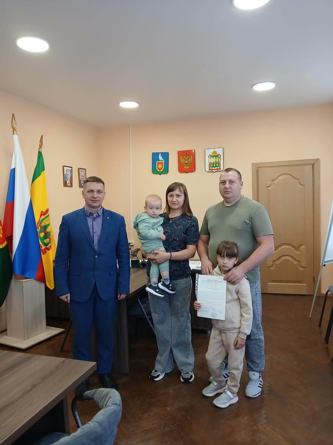 Вручение губернаторского жилищного сертификата