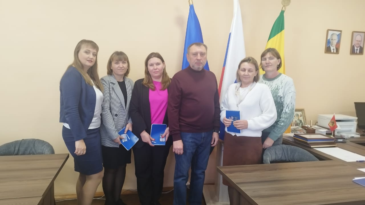 Торжественное вручение партийных билетов новым членам Всероссийской политической партии «Единая Россия»