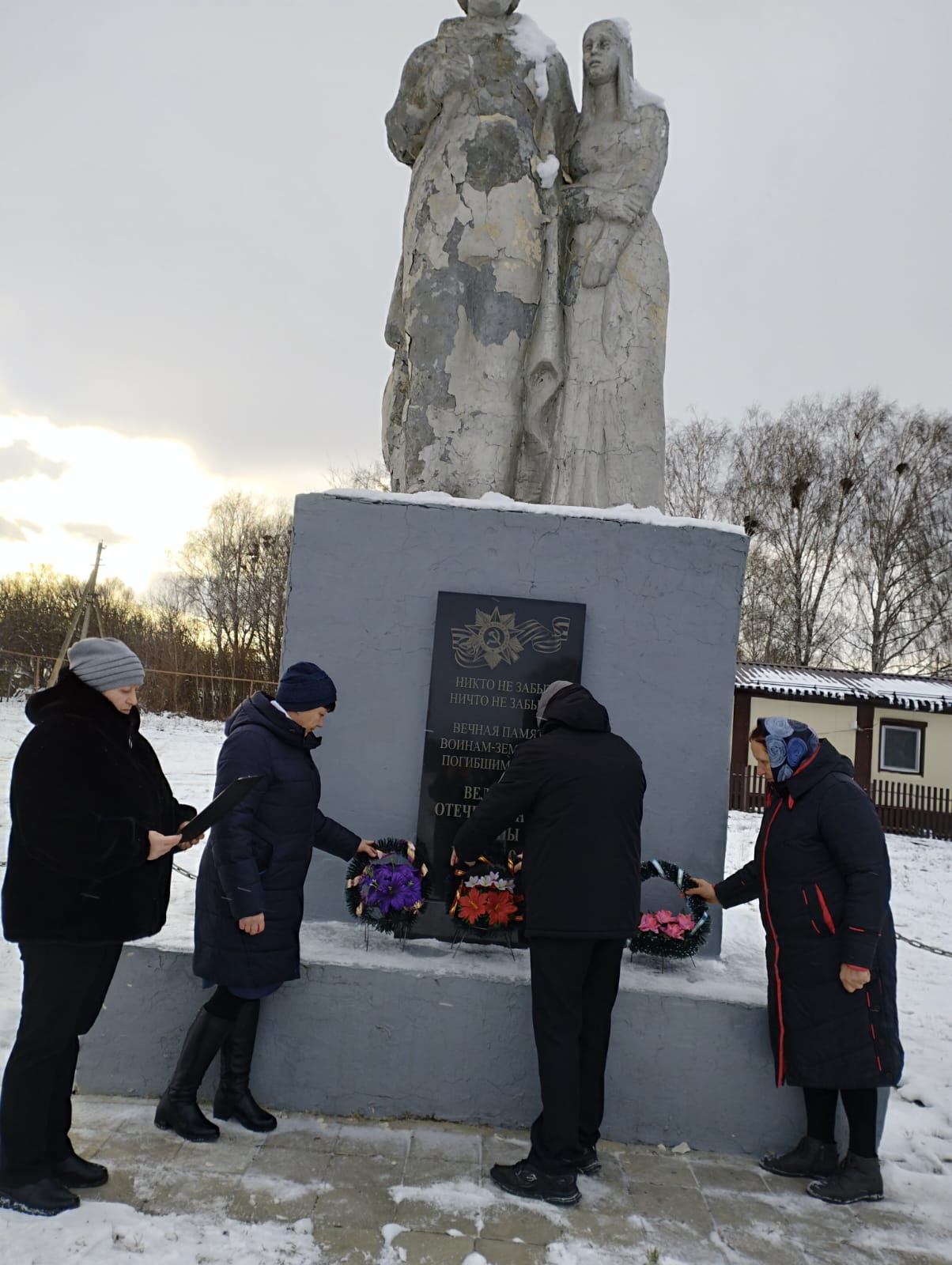 В с.Липовка состоялось мероприятие. Митинг памяти, возложение цветов к памятнику В.О.В. «У обелиска памяти». В с.Липовка состоялось мероприятие. Митинг памяти, возложение цветов к памятнику В.О.В. «У обелиска памяти».