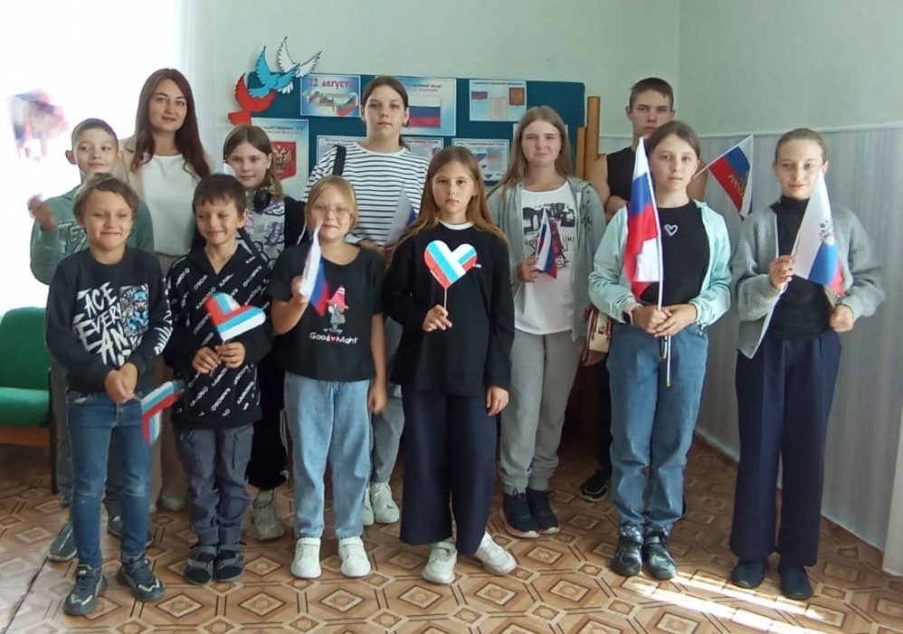 В Малосердобинской центральной районной библиотеке проведен видео-урок «Под флагом Родины моей»
