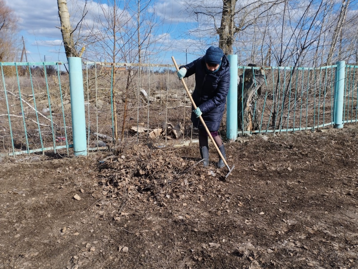 Сотрудники администрации Липовского сельсовета и работники МБУК «Липовский КДЦ» приняли участие в субботнике Сотрудники администрации Липовского сельсовета и работники МБУК «Липовский КДЦ» приняли участие в субботнике