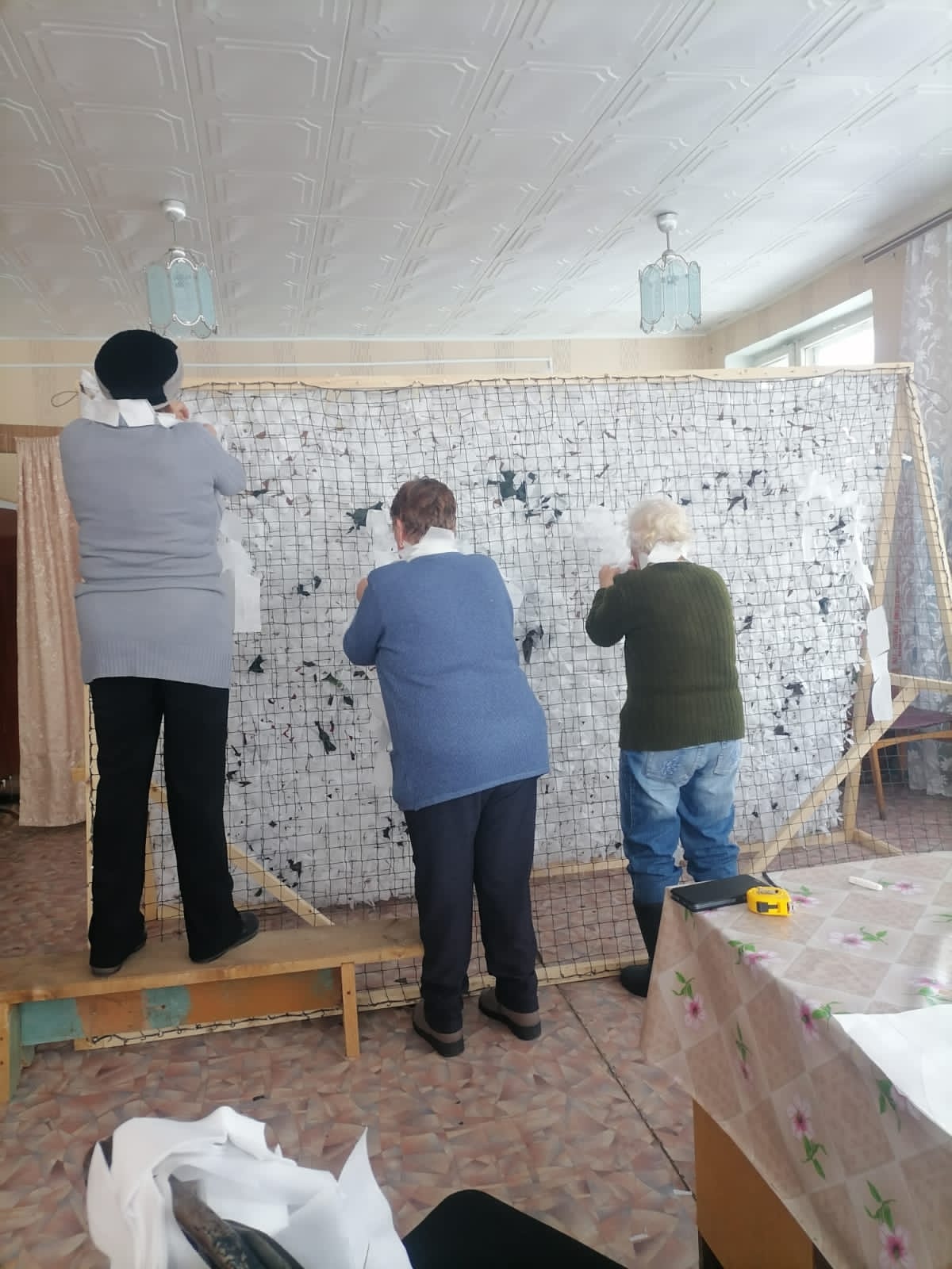 Участницы клуба «Улыбка» продолжают плести сети для бойцов СВО
