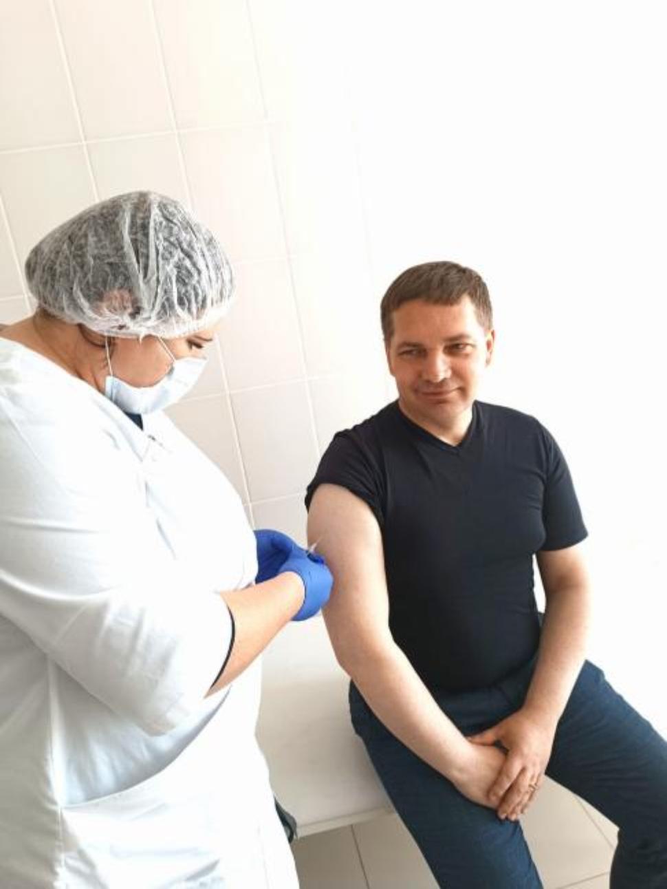 Глава Малосердобинского района Иван Алексеевич Кирюхин  сделал прививку от гриппа