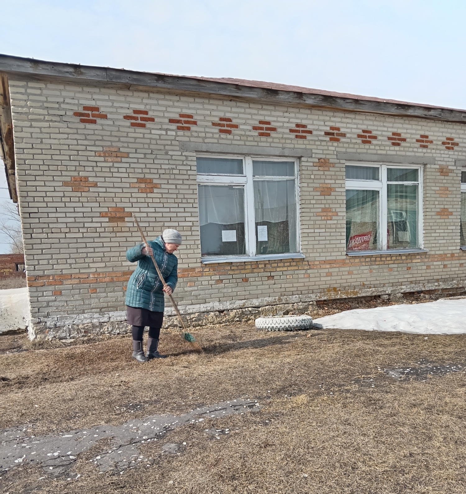 Заведующая Саполговского СДК Елена Храменкова приняла участие в субботнике Заведующая Саполговского СДК Елена Храменкова приняла участие в субботнике