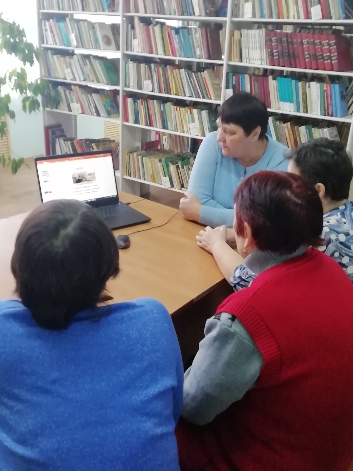  Тематический вечер «Труженики тыла… Они ведь тоже герои» проведён в библиотеке села Топлое