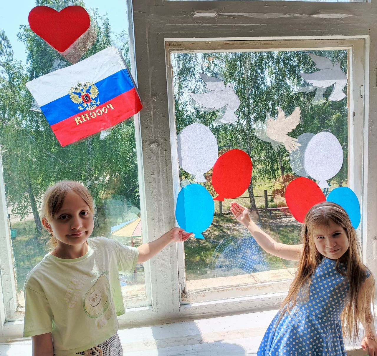 В преддверии Дня России, педагоги Дома детского творчества села Малая Сердоба, вместе с учащимися, украсили окна