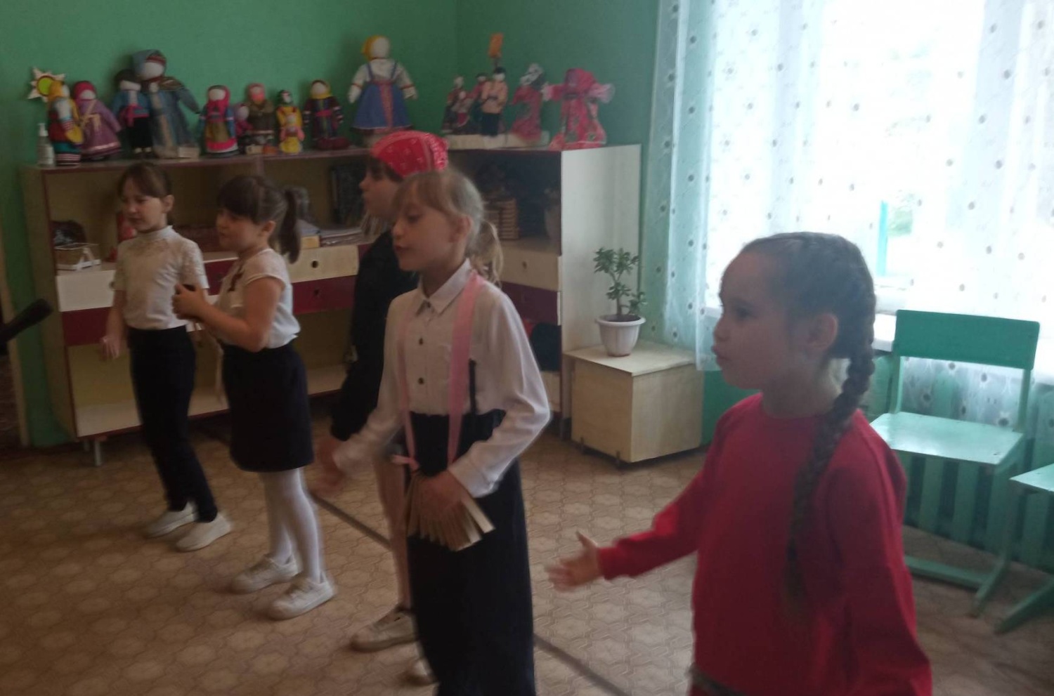 Учащиеся объединения «Народные истоки» Дома детского творчества под руководством педагога Полубояровой Е.А. активно готовятся к районному конкурсу «Родник жизни» Учащиеся объединения «Народные истоки» Дома детского творчества под руководством педагога Полубояровой Е.А. активно готовятся к районному конкурсу «Родник жизни»