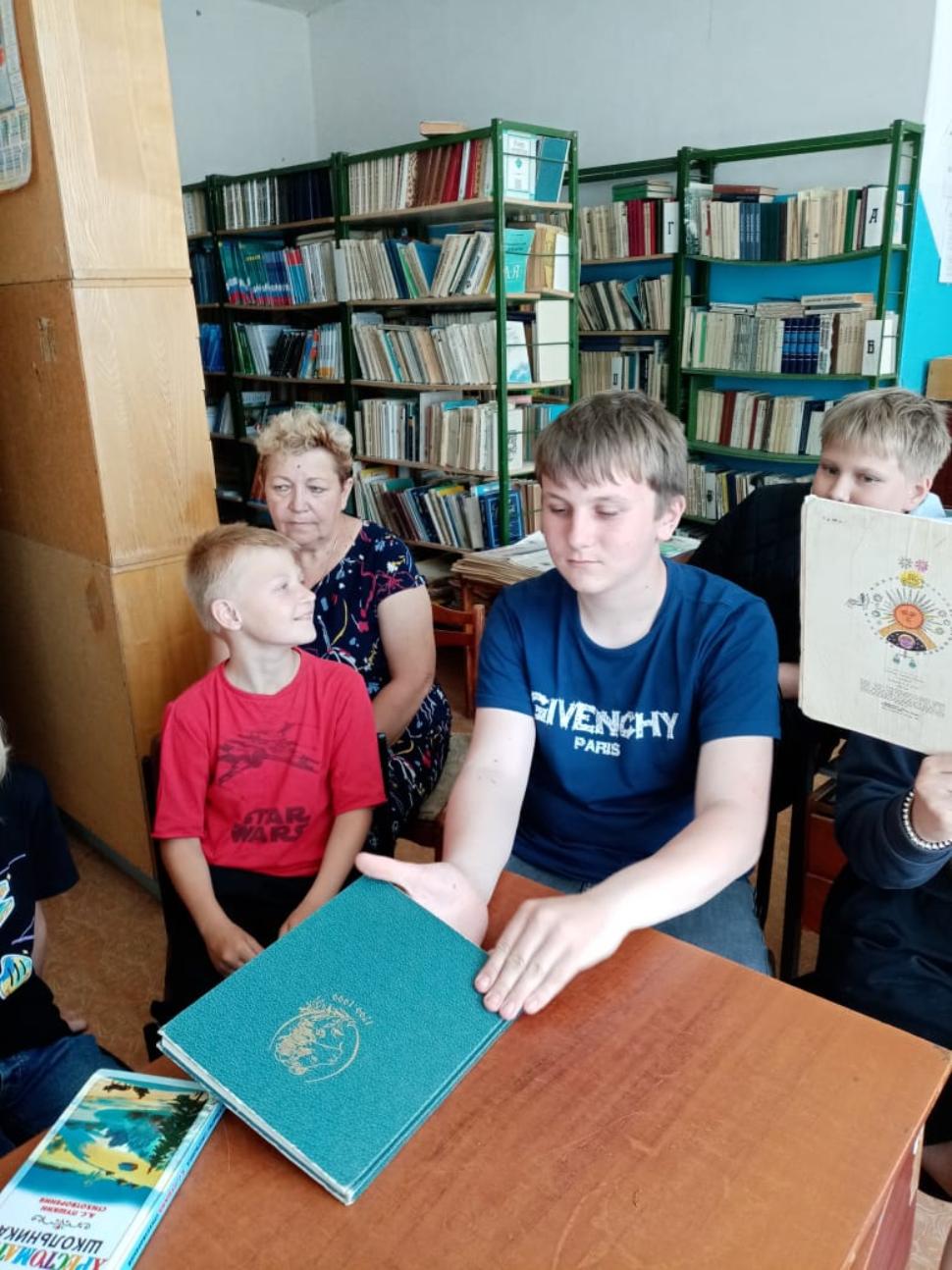 В рамках областной Декады русского языка «Сокровища родного слова» провела мероприятие литературный час «Там, на неведомых дорожках»    