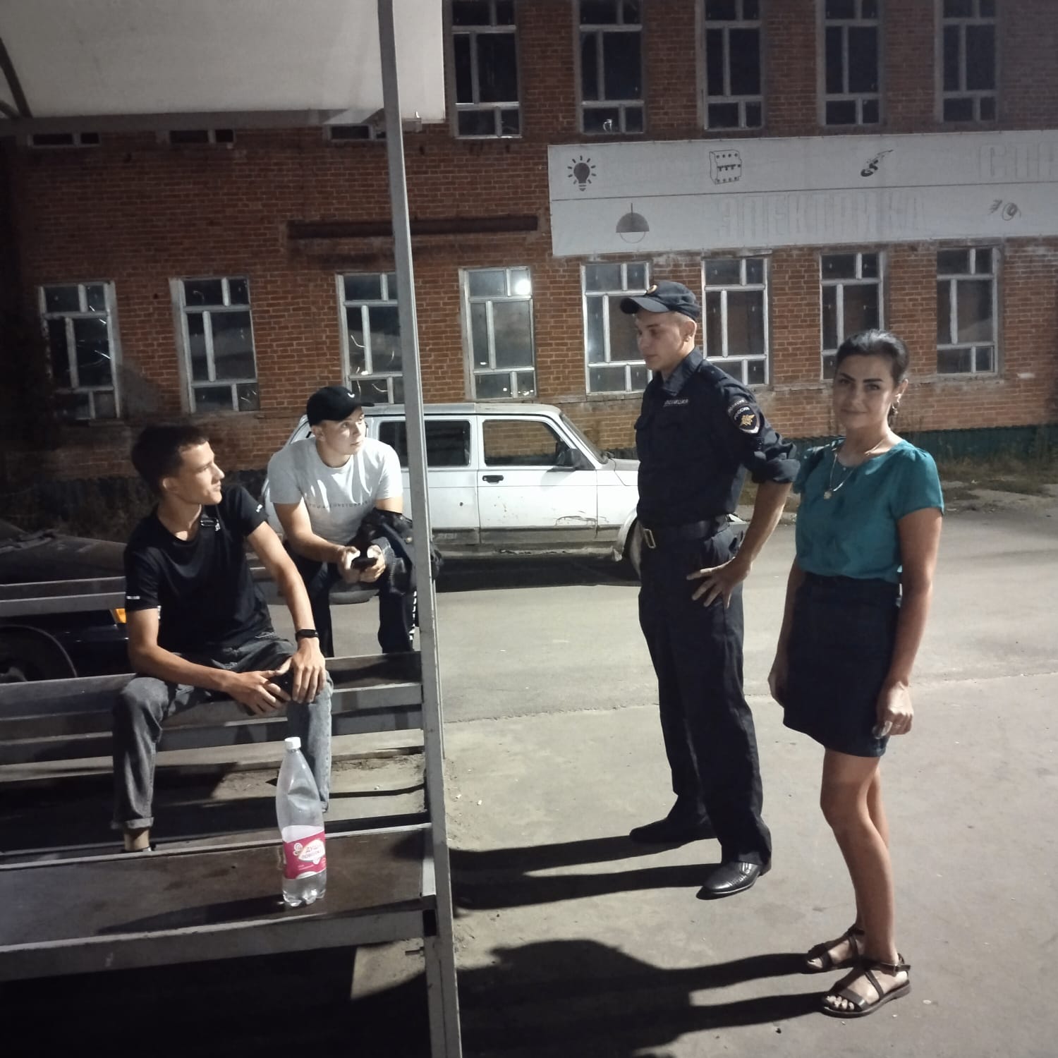 Согласно графику на территории Малосердобинского района ежедневно проводятся плановые межведомственные рейды в вечернее и ночное время в места массового пребывания молодежи
