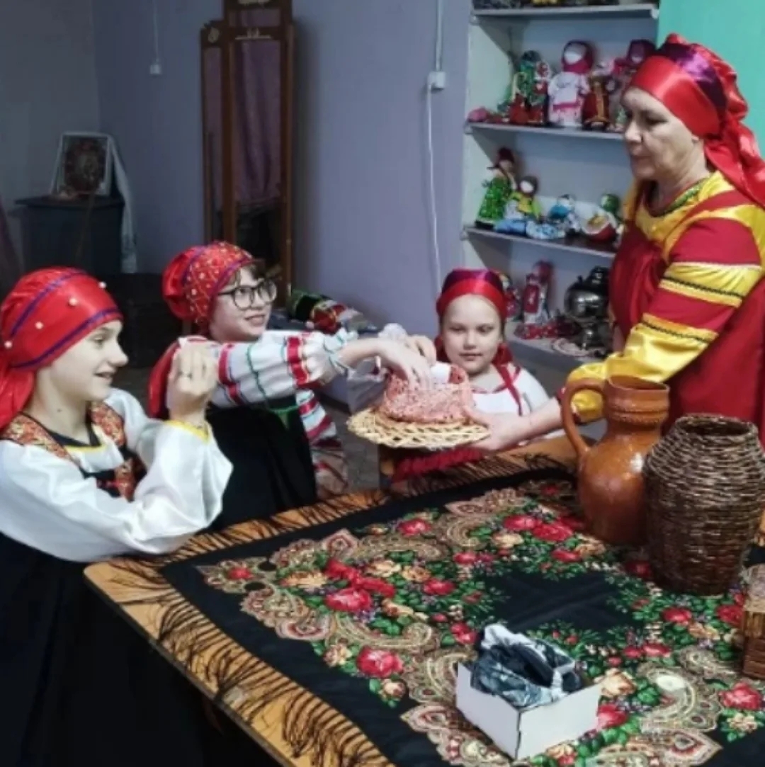 "Святки, гадаем без оглядки". "Святки, гадаем без оглядки".