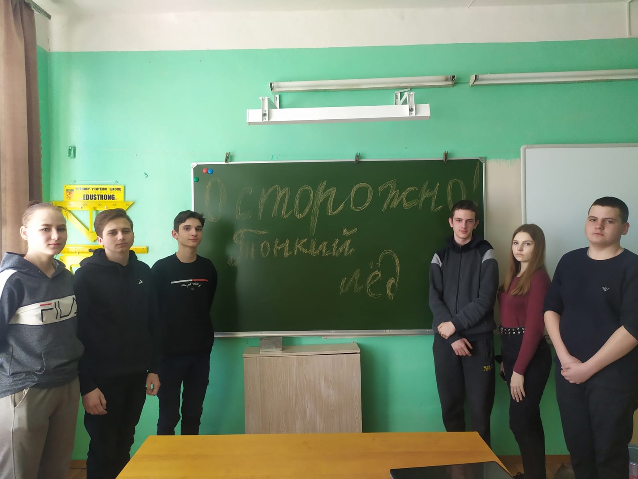 В образовательных учреждениях проведены беседы, классные часы на тему «Соблюдение правил безопасности на водных объектах, оказание помощи при провале под лед». В образовательных учреждениях проведены беседы, классные часы на тему «Соблюдение правил безопасности на водных объектах, оказание помощи при провале под лед».