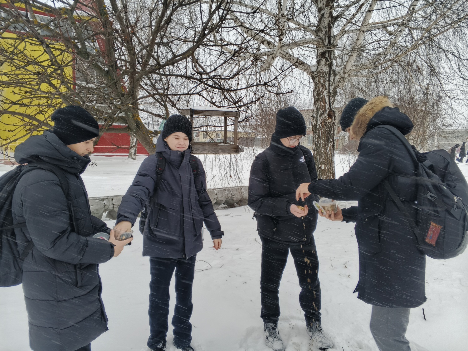 Во всех российских регионах с поздней осени до середины весны продолжается акция «Покормите птиц!». Во всех российских регионах с поздней осени до середины весны продолжается акция «Покормите птиц!».