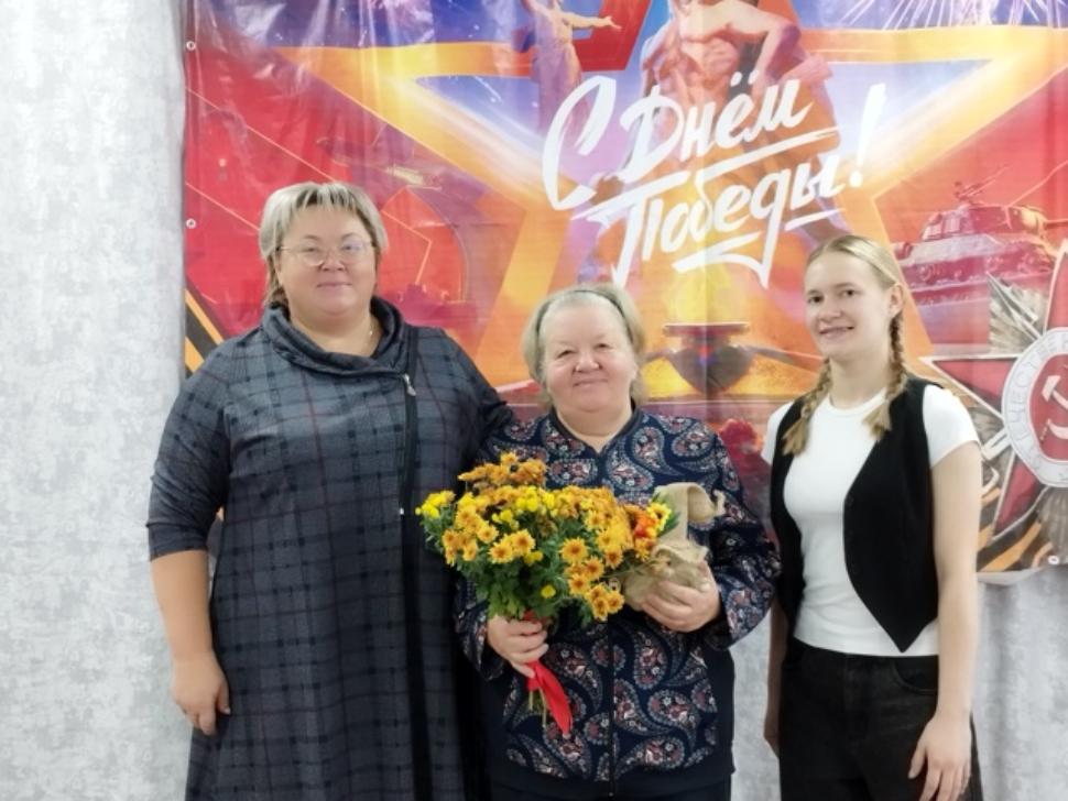 Учащиеся Дома детского творчества и педагоги поздравили работников, находящихся на заслуженном отдыхе Учащиеся Дома детского творчества и педагоги поздравили работников, находящихся на заслуженном отдыхе
