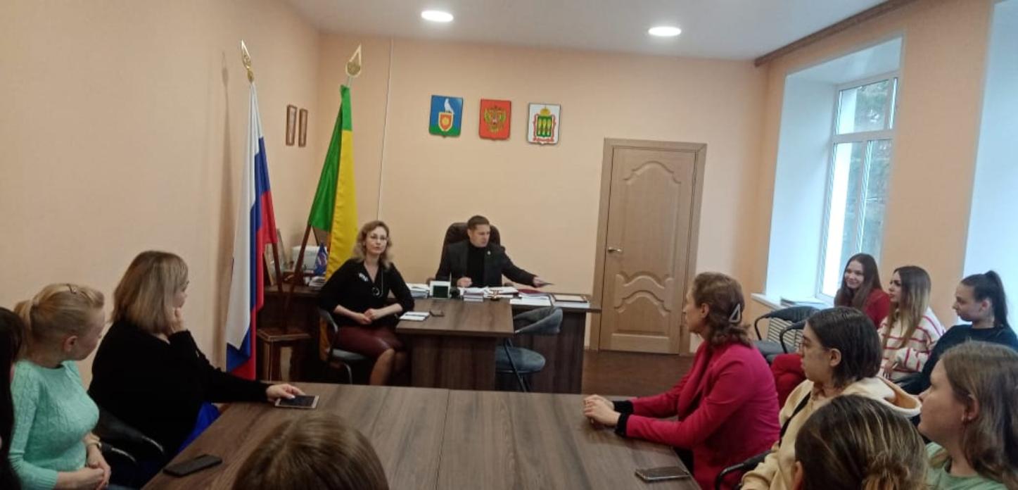 Глава Малосердобинского района Иван Кирюхин и  заместитель главы  Наталья Василькина провели рабочую встречу с молодежью Малосердобинского района по вопросу создания отряда содействия полиции «Тигр» на территории района