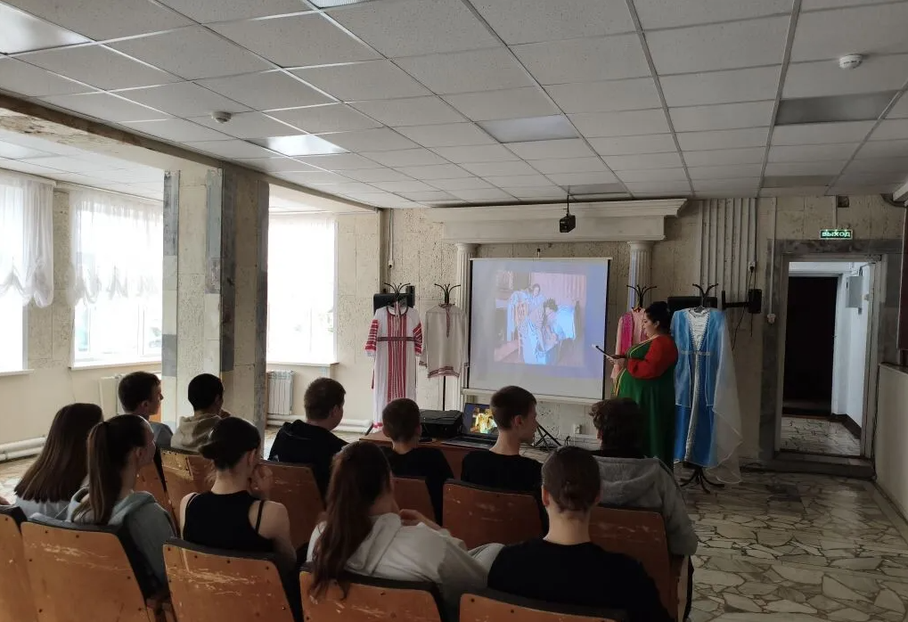 В РДК в рамках Года единства народов России для обладателей Пушкинской карты прошла познавательная программа «Национальные костюмы: символика и традиции». В РДК в рамках Года единства народов России для обладателей Пушкинской карты прошла познавательная программа «Национальные костюмы: символика и традиции».