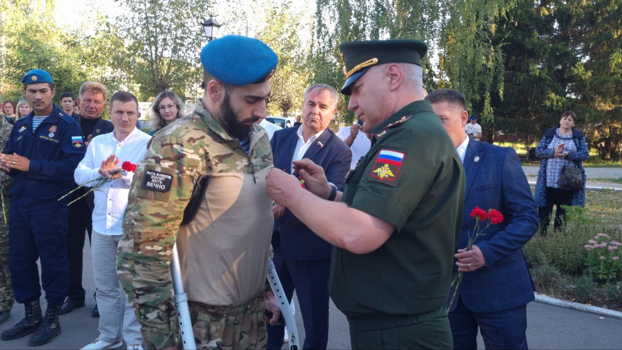 Торжественное вручение десантнику 31 десантно-штурмовой бригады Григоряну Вячеславу Артуровичу  Ордена Мужества