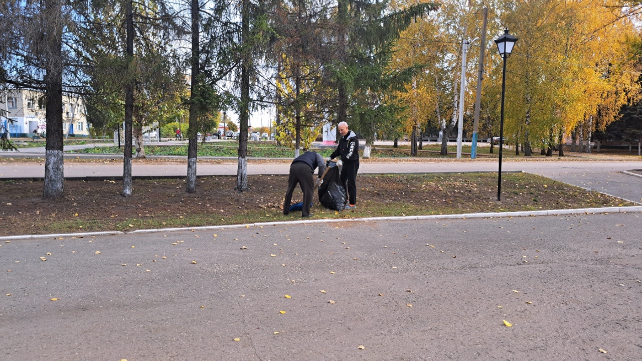 Сотрудники районного Дома культуры приняли участие в субботнике в рамках месячника по благоустройству Сотрудники районного Дома культуры приняли участие в субботнике в рамках месячника по благоустройству