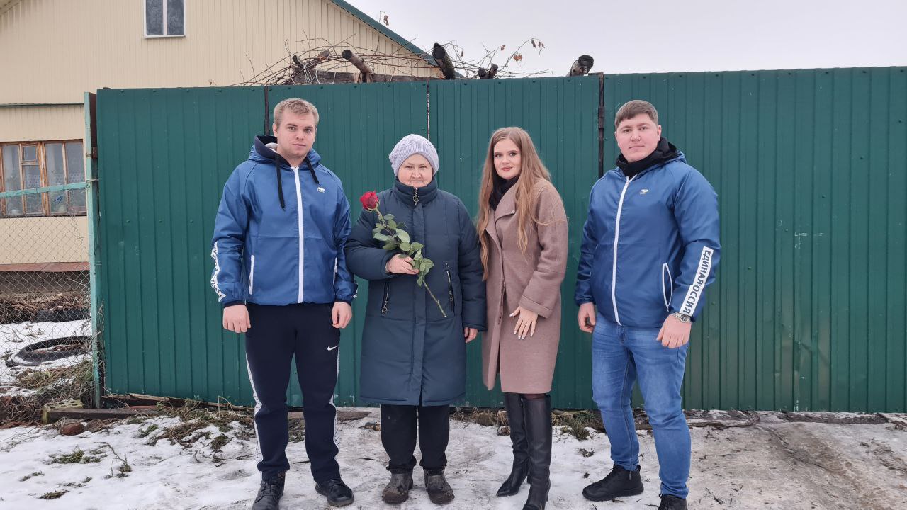 Представители Молодежного парламента Малосердобинского района провели Акцию "Родная мама"