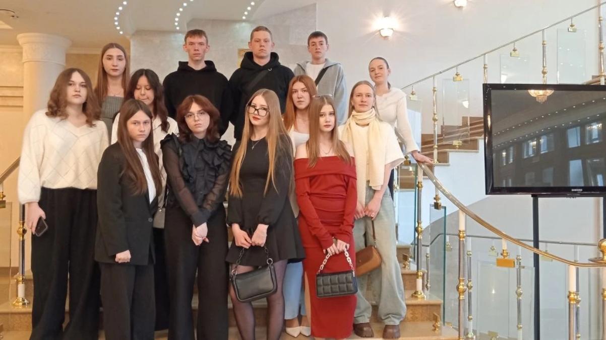 Лицеисты посетили пензенский драматический театр по пушкинской карте.