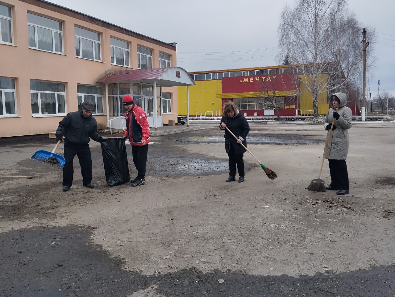 Сотрудники районного Дома культуры приняли участие в субботнике Сотрудники районного Дома культуры приняли участие в субботнике